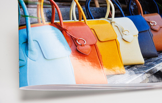 Broschüre DIN lang quer, Hochglanzlack auf dem Umschlag