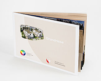 DIN A4 Broschüre im Querformat mit Heftung durch den Rücken