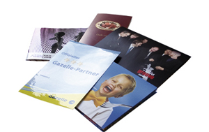 Broschüren mit Hochglanzlack in UV-Lack-Qualität, aber digital gedruckt mit lebensmittelechter Farbe