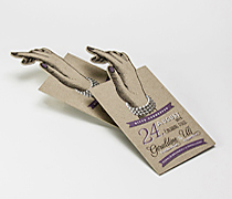 Auch 1,5 mm starke Graukartons lassen sich digital bearbeiten