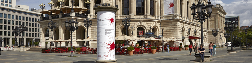 Gro&szlig;formatplakate vor der alten Oper, Frankfurt