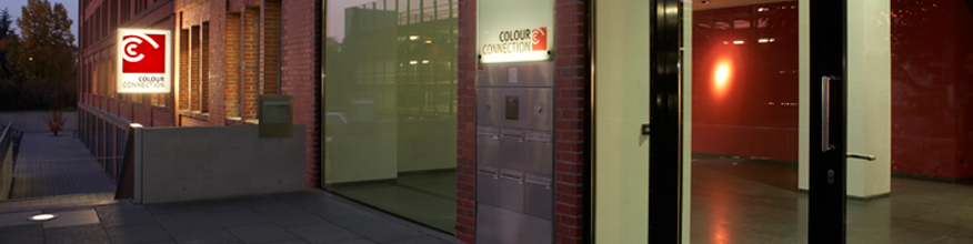 Auch nachts sch&ouml;n. Der Eingang zu unseren B&uuml;ros.