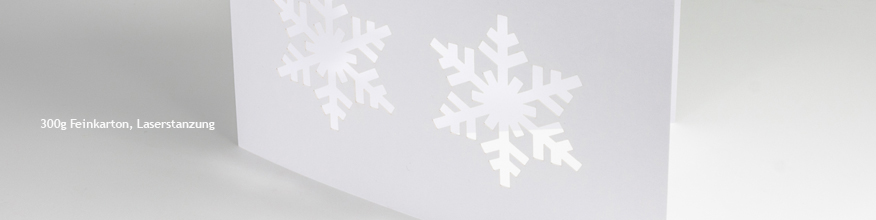 Gelaserte Schneeflocken in einer Einladungskarte