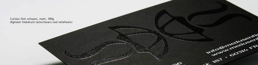 Druck in Lackschwarz und Reliefweiss auf 380g Karton (digital)