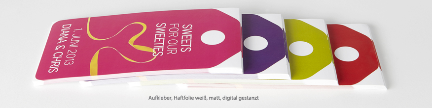 Rechteckige Aufkleber auf wei&szlig;er Folie