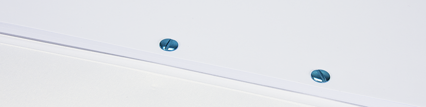 Toller Effekt bei wei&szlig;em Papier und Karton: Metallicblaue Buchschrauben