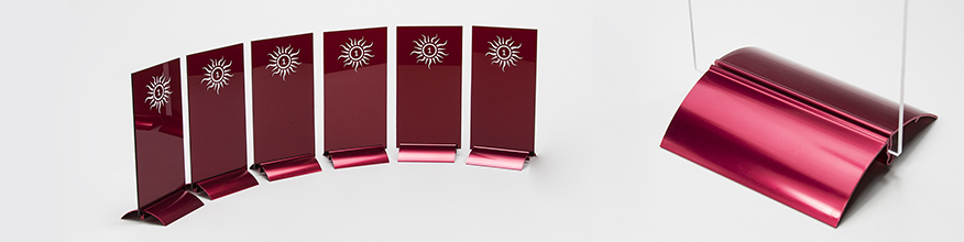 Tischdisplay, rotes Acryl, Metallfu&szlig;, digitaler Siebdruck in wei&szlig;