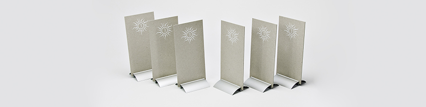 Tischdisplay Graupappe, digitaler Siebdruck, Metallfu&szlig;