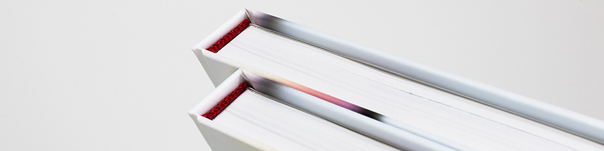 Hardcover Buch mit rotem Kapitalband